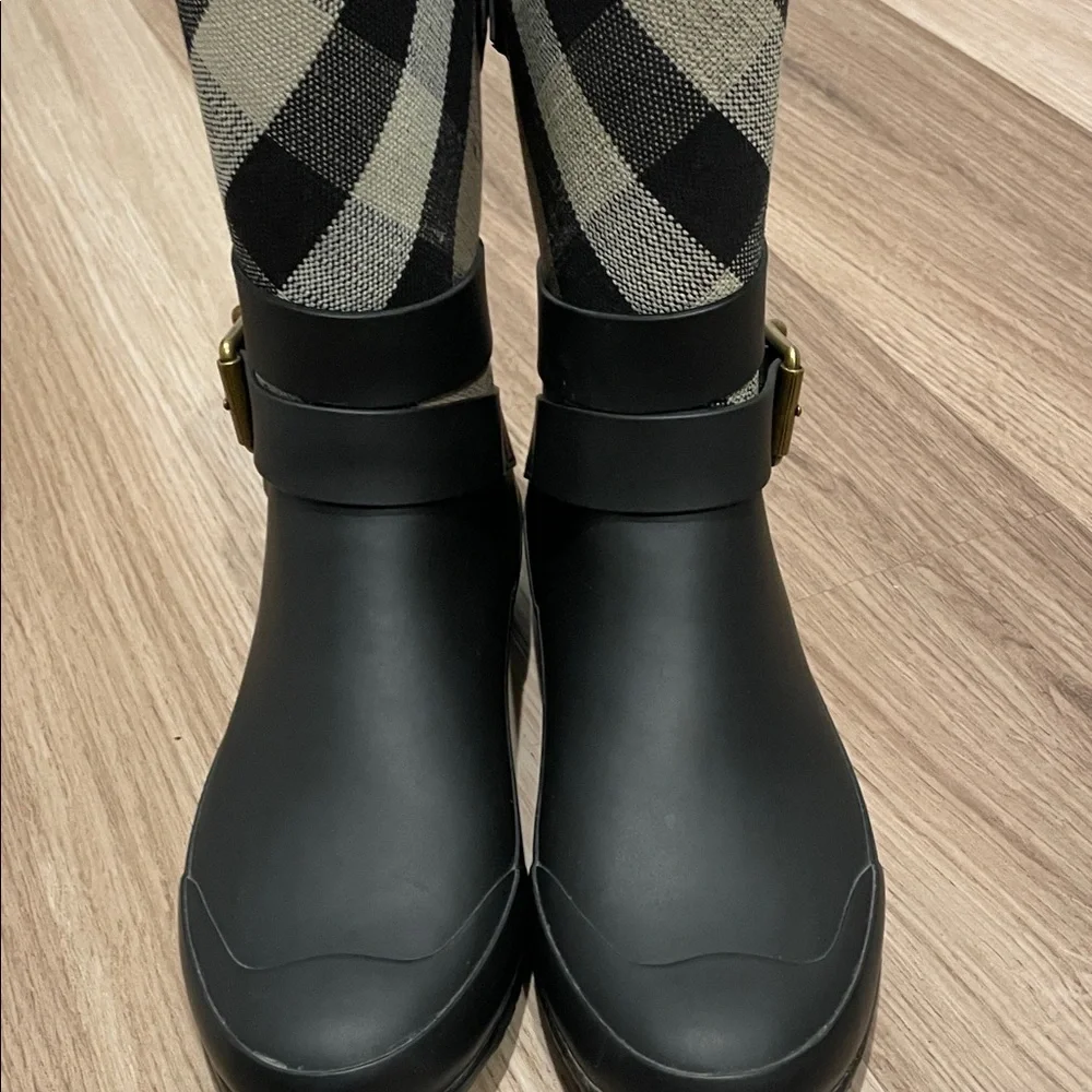 Burberry Black and Tan Women's rain boots - Picture 5 of 5